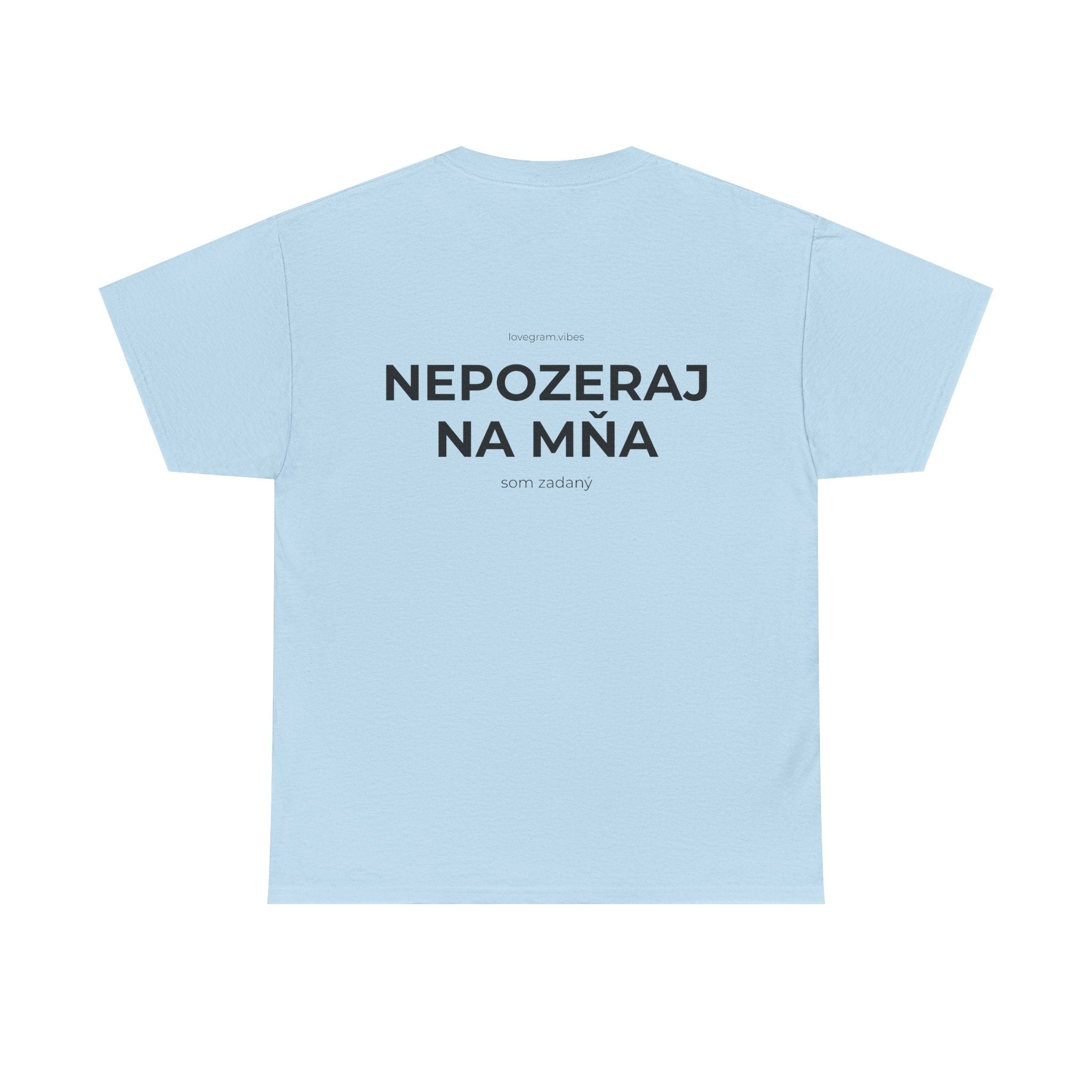 NEPOZERAJ NA MŇA TEE