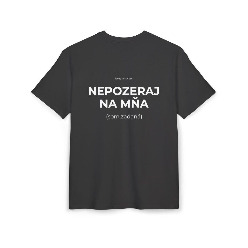 NEPOZERAJ NA MŇA TRIČKO ONA
