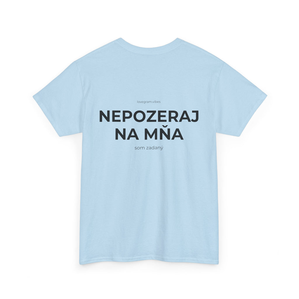 NEPOZERAJ NA MŇA TEE