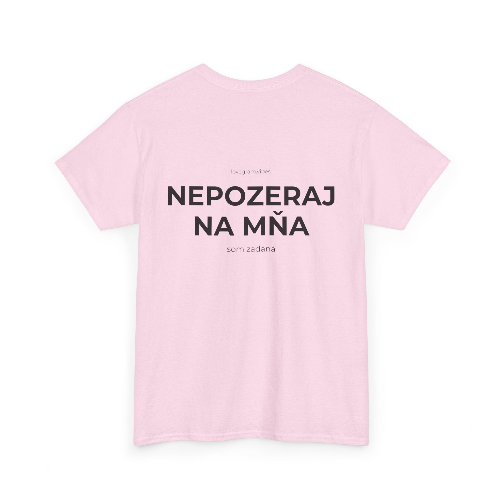 NEPOZERAJ NA MŇA TEE