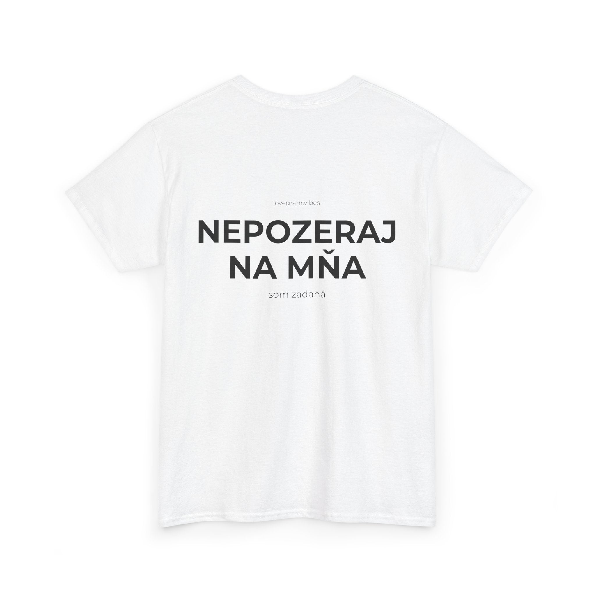 NEPOZERAJ NA MŇA TEE